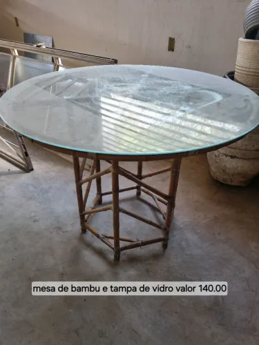 Mesa com tampa de vidro