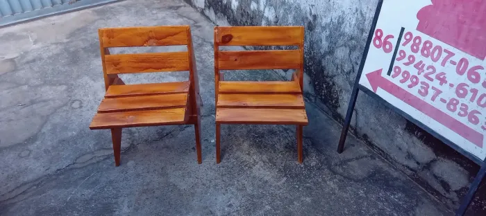 vendo 2cadeiras feito em madeira de pinho