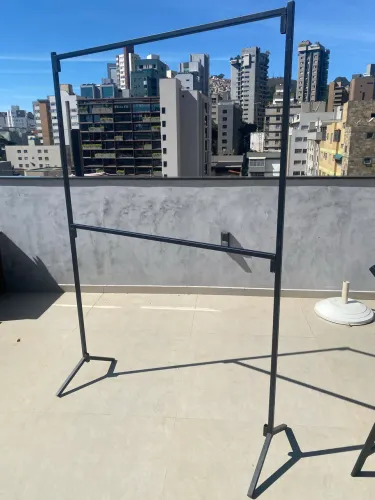 Arara de aço para roupas