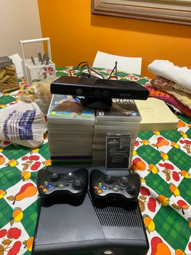 Xbox 360 500gb com um HD esterno de 250 GB 35 jogos duas manetes destrava RgH e um kinect