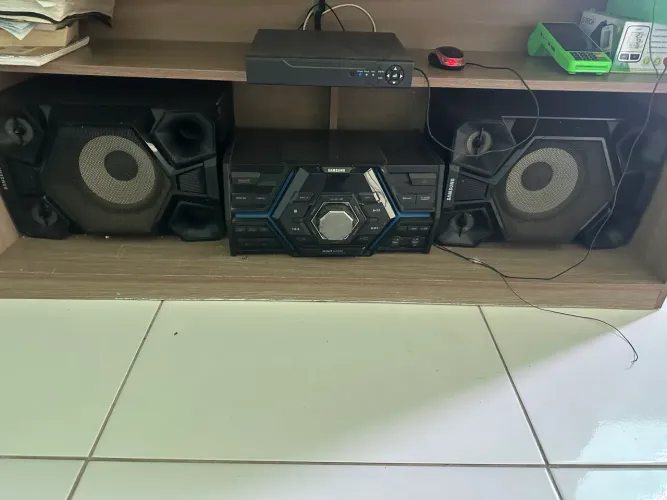 Vende-se Mini System Samsung modelo MX-JS5000 com 1500W de potência.