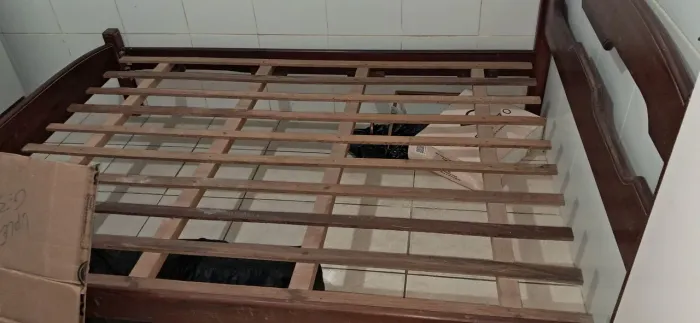 Cama de casal de madeira