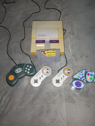 Super Nintendo com 2 Controles + jogo