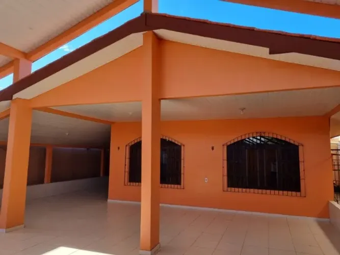 ALUGO EXCELENTE CASA NO PACOVAL COM 03 QUARTOS.