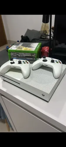 Xbox one. 2 controles e jogos