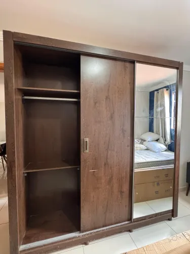 GUARDA- ROUPA COM ESPELHO