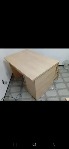 Mesa de escritório com três gavetas