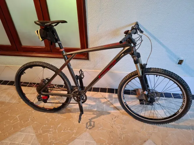 Bicicleta MTB em carbono aro 26