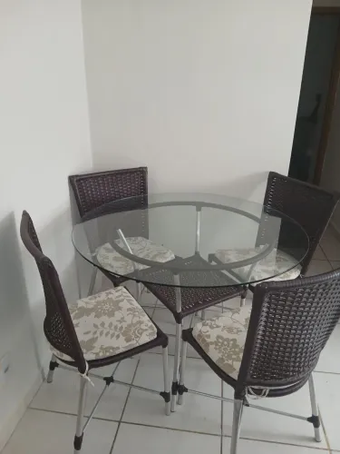 Mesa e cadeira de balanço