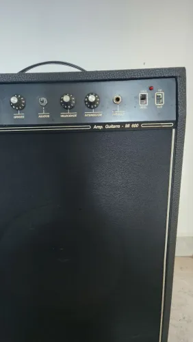 Amplificador vintage da marca Mikassim, modelo MI 600.