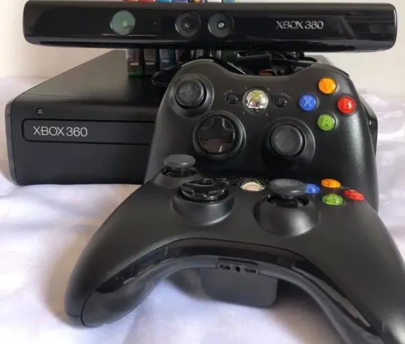 Xbox 360 Slim + Kinect + 2 Controles S/ Fio + 2 Jogos (Usado)