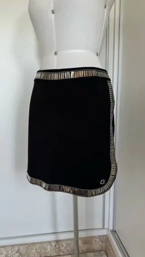 Saia Carmen Steffens Preta com Aplicações Metálicas Tamanho M