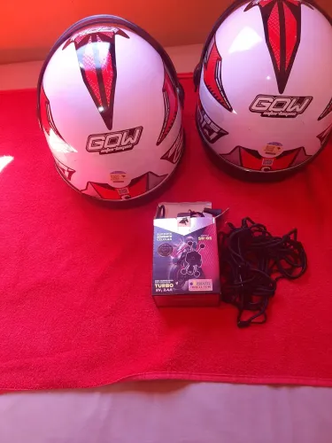 2 capacetes da GOW, 1 suporte de celular, uma rede de segurar o capacete, novo 31 agora