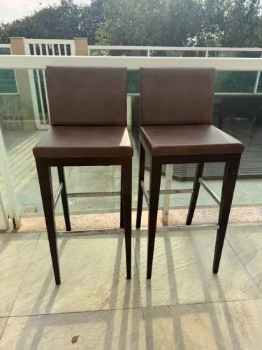 2 Banquetas Altas Herval Marrom - Estofadas p/ Bancada/Ilha