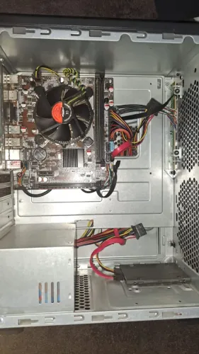Pc com defeito (possivelmente defeito na fonte) Retirada de peças