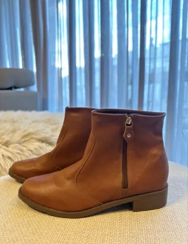 Bota Cano Curto Marrom Da Marca Sonho Dos Pés