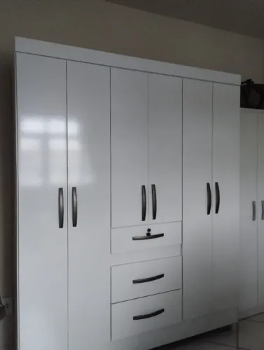 Guarda roupa pequeno branco
