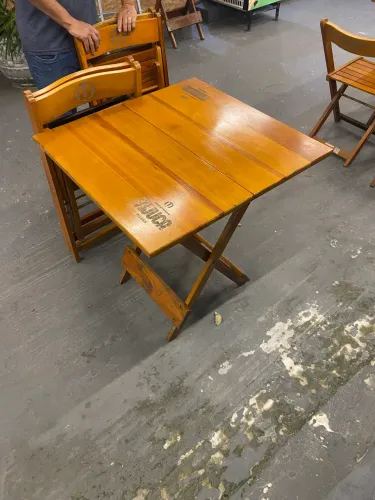 Vendo jogo de mesa de madeira