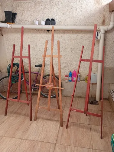 Cavaletes para pintura ou exposição