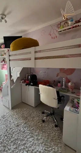 Cama juvenil alta com escrivaninha e armário.