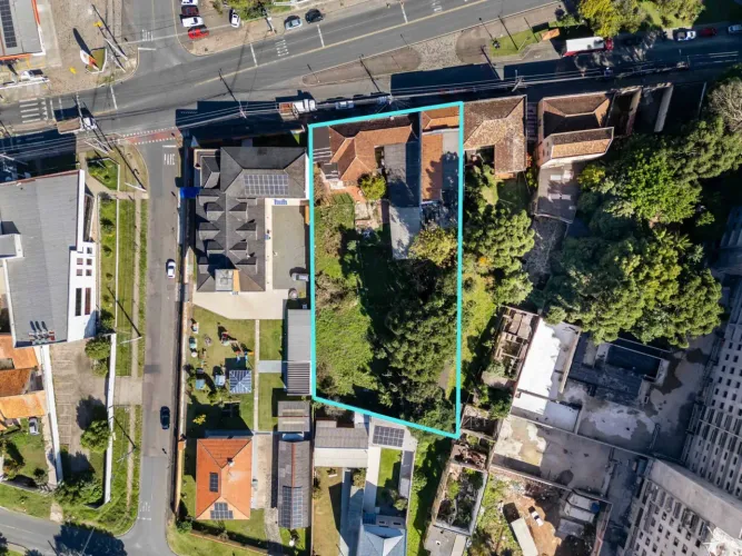 Terreno estratégico na Rua João Bettega, no Portão. [5746.001]