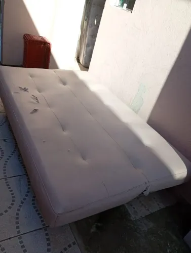 SOFÁ CAMA EM COURINO