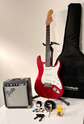 GUITARRA SQUIER BY FENDER STRATOCASTER + AMPLIFICADOR FENDER FRONTMAN 10G + ACESSÓRIOS