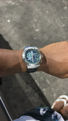 Relógio Swatch série prata e pulseira de couro
