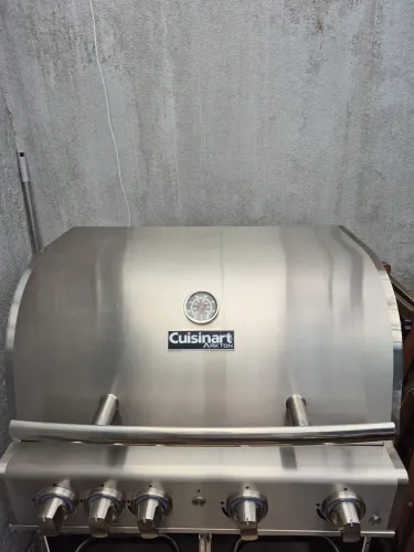 Churrasqueira Cuisinart a gás com grill e infra vermelho