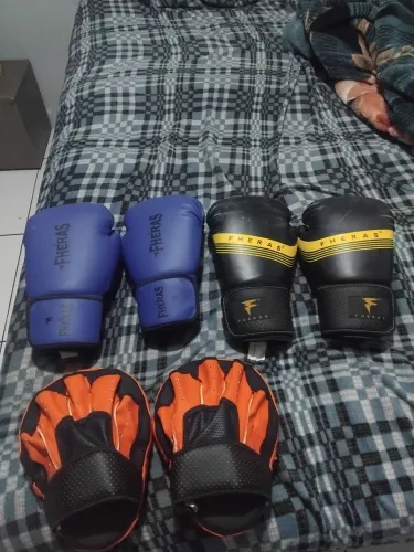 Vendo 2 par de luvas e aparador