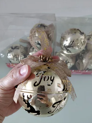BOLAS DE NATAL EM METAL DOURADO
