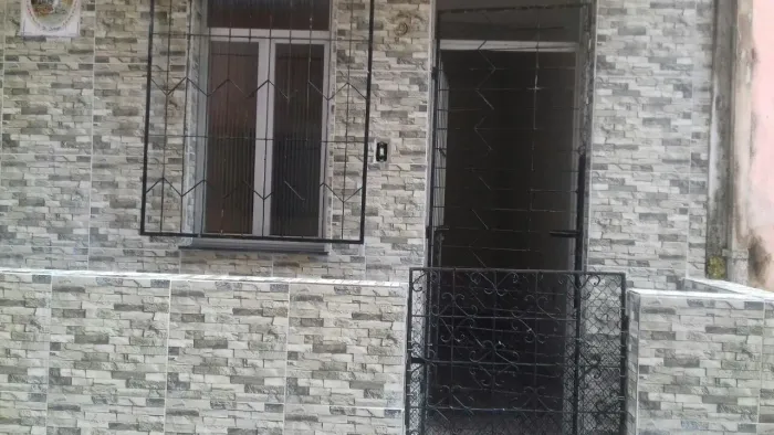 Alugo casa térreo na Baixa de Quintas em frente ao posto São Judas Tadeu.