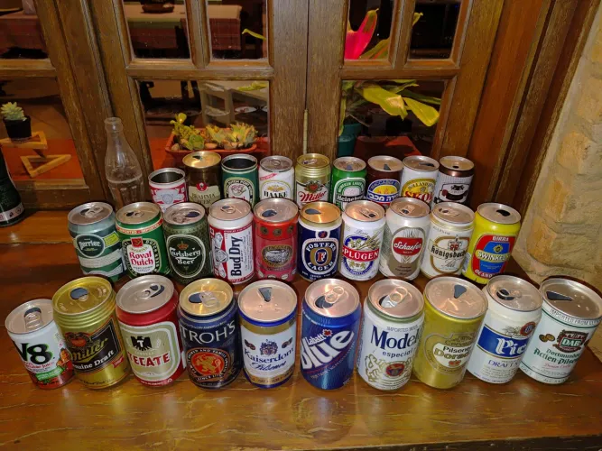 Coleção de Latinhas de Cerveja Antigas