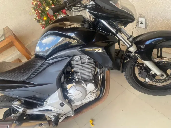 Vendo cb 300 no ponto de transferir