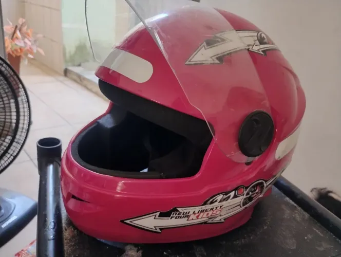 Capacete EBF semi nova número 54