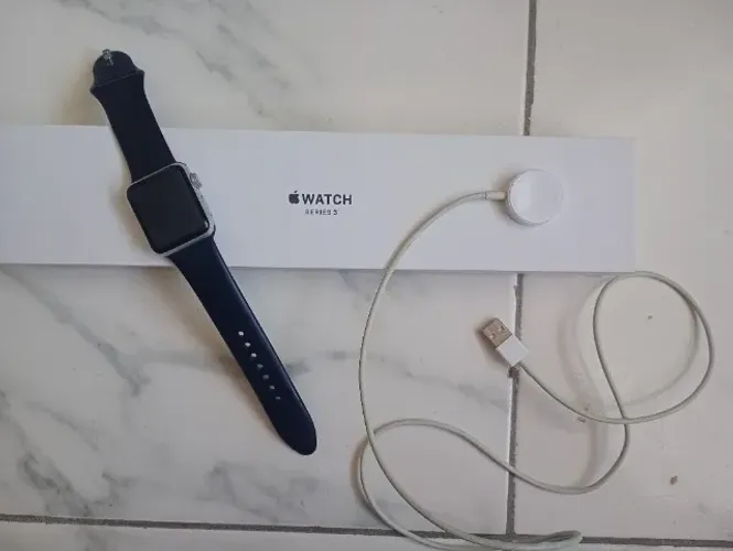Apple Watch Séries 3, com caixa original, acompanha outra pulseira original branca e cinza