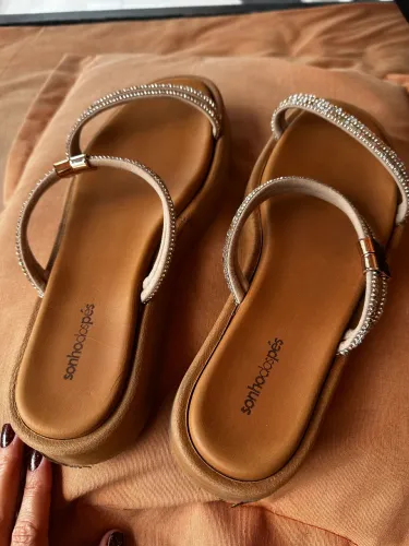 Sandália SONHO DOS PÉS papete veronica camel dourada 39
