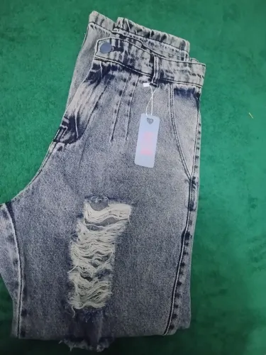 Calça jeans rasgada 
