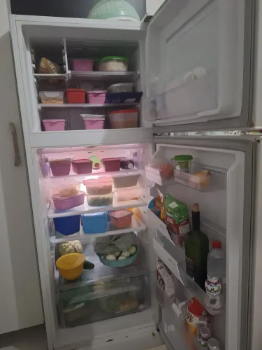 Vende se uma geladeira