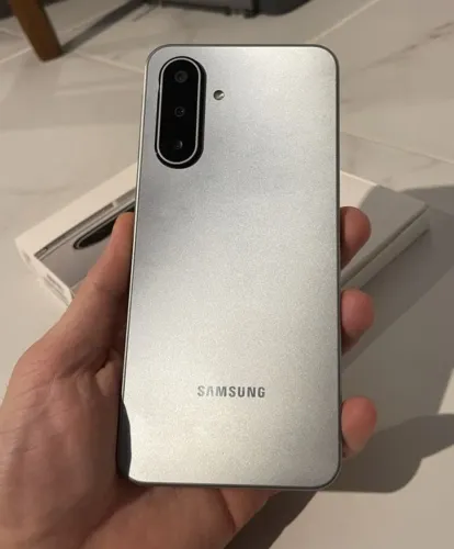 Vendo Samsung A17 4G Prata (256 Gigas De Memória Interna + 8 GB de Ram) 