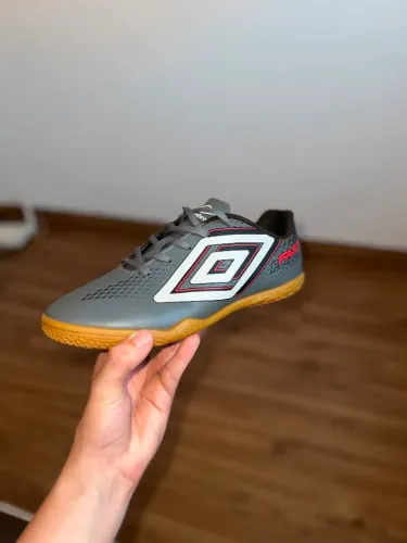 Chuteira umbro
