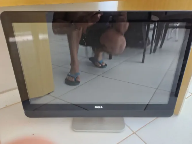Vendo Dell All In One 2330 - 4950BX1 sem HD e tela com defeito, mas funcionando.