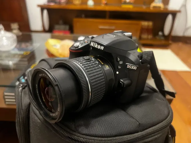 Câmera Nikon D5300 + lente 18-55mm VR + acessórios