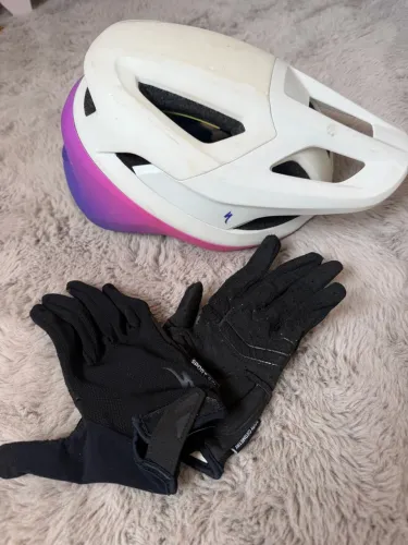 Capacete e luva specialized
