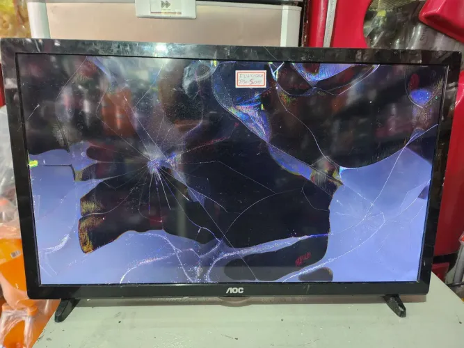 As duas placas pra tv, aocLE24D1351,funcionando retirada da tv com tela quebrada. 