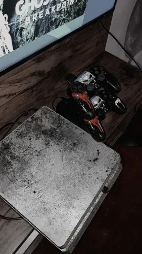 Ps4 slim usado com dois controles originais mais de 175 jogos na memória