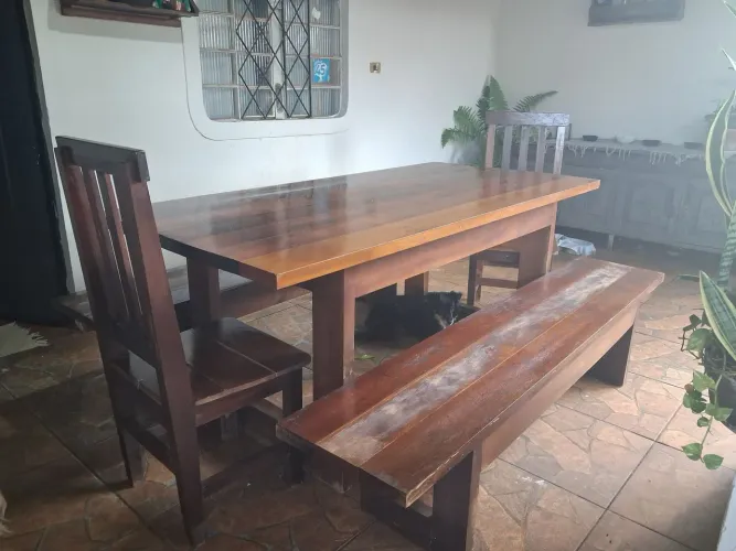 Mesa madeira maciça,2 bancos,2 cadeiras, 2 metros de comprimento por 95 cm de largura.