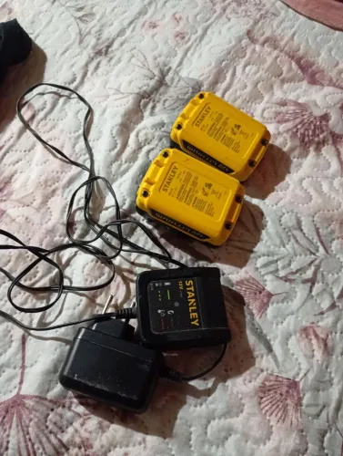 2 baterias 12v Stanley com carregador 