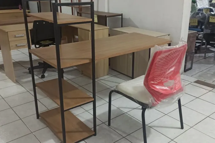 Escrivaninha e cadeira fixa 