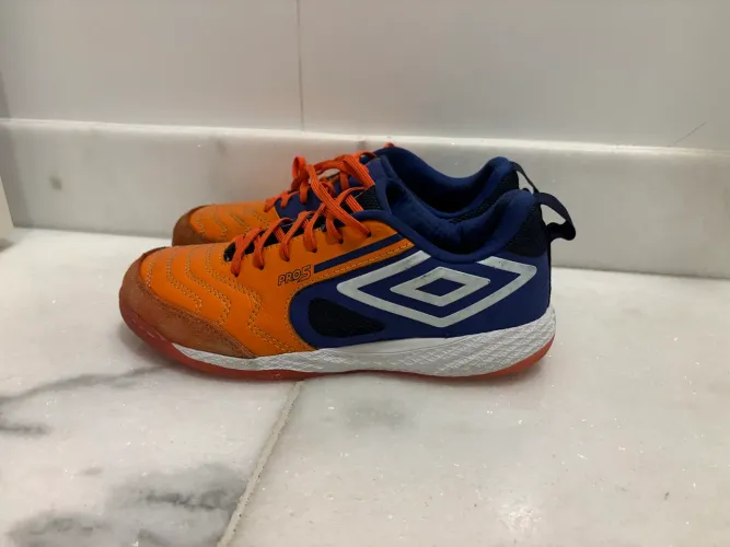 CHUTEIRA UMBRO PRO 5 BUMP - SIZE 39BR